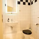 Papagei In Der Schweriner Altstadt - Abc569 Apartment