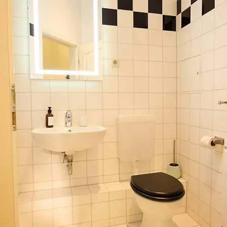 Papagei In Der Schweriner Altstadt - Abc569 Apartment