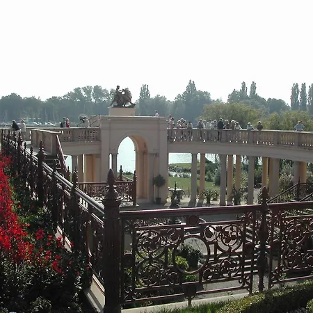 Papagei In Der Schweriner Altstadt - Abc569 Apartment